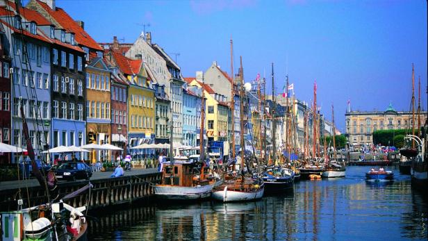 Im schönen Kopenhagen relaxen Sie in urigen Lokalen am Nyhavn.