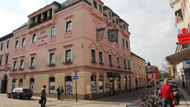 Viel Licht im Schatten des alten Hotels