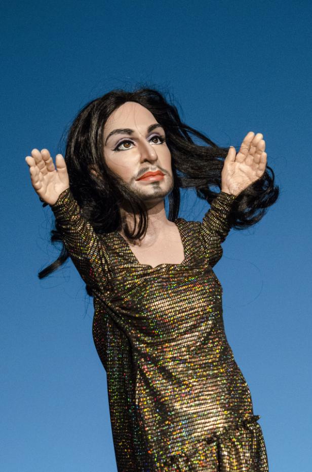 Eine Hexe und Conchita Wurst als Puppenkönigin im Politiker-Kasperltheater