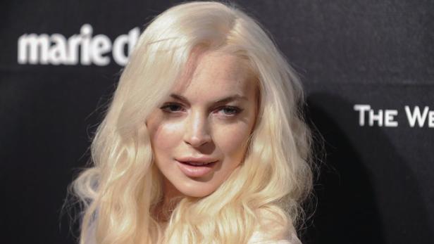 Ein Porträt von Lindsay Lohan mit blonden, gewellten Haaren.