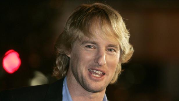Porträt von Owen Wilson mit blonden Haaren.