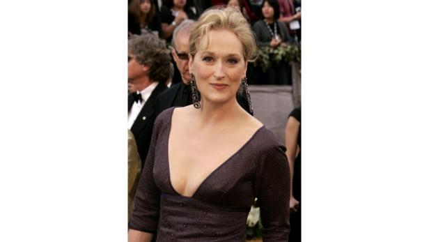 Meryl Streep auf dem roten Teppich mit einem tief ausgeschnittenen, dunklen Kleid.