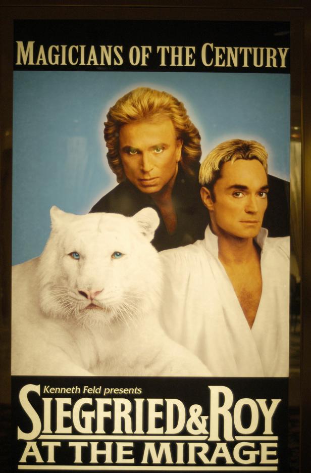Ein Werbeplakat für Siegfried & Roy mit einem weißen Tiger.