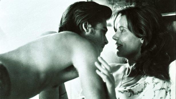 Ein Mann und eine Frau schauen sich in einem Schwarzweißfoto an.