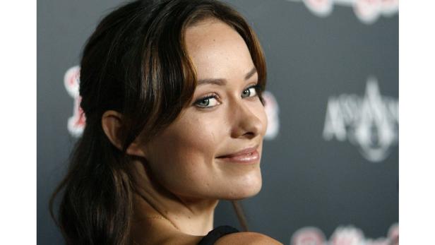 Olivia Wilde lächelt auf einem Porträt in die Kamera.