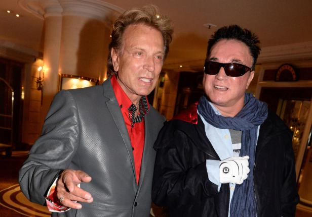 Die Entertainer Siegfried Fischbacher und Roy Horn posieren zusammen.