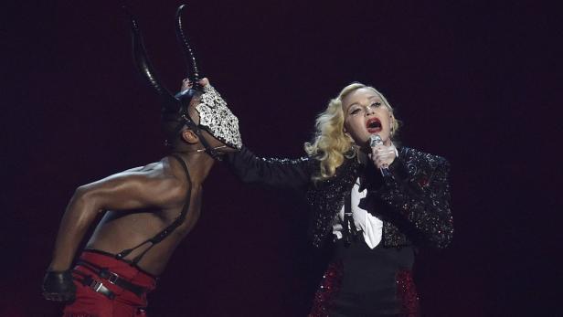 Schrecksekunde für Madonna bei Brit Awards