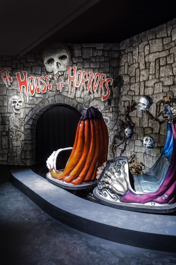 Eine Attraktion im „House of Horrors“ mit gruseligen Figuren und Dekorationen.