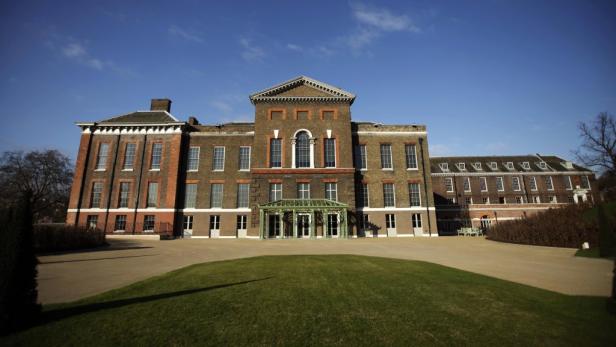 Der Kensington Palace in London an einem sonnigen Tag.