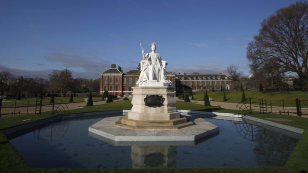 Eine Statue von Königin Victoria steht in einem Wasserbecken vor dem Kensington Palace.