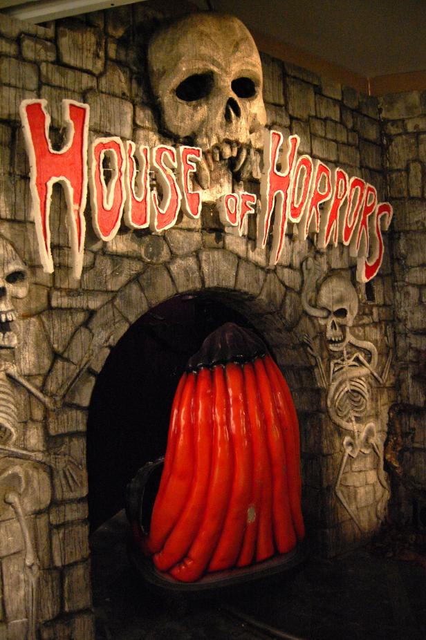 Der Eingang zum „House of Horrors“ mit Totenköpfen und Skeletten verziert.
