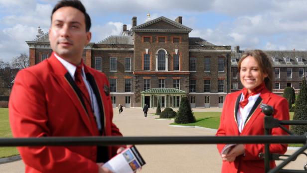 Zwei Angestellte in roter Uniform vor dem Kensington Palace in London.