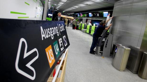 Ein Schild mit der Aufschrift „Ausgang“ und den Logos der U-Bahnlinien U3 und U4 in einem Bahnhof.