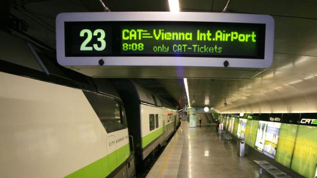 Ein Zug des City Airport Train (CAT) steht am Bahnsteig in Wien-Mitte.