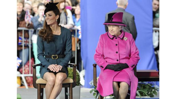 Königin Elisabeth II. und Catherine, Princess of Wales, sitzen nebeneinander auf Stühlen.