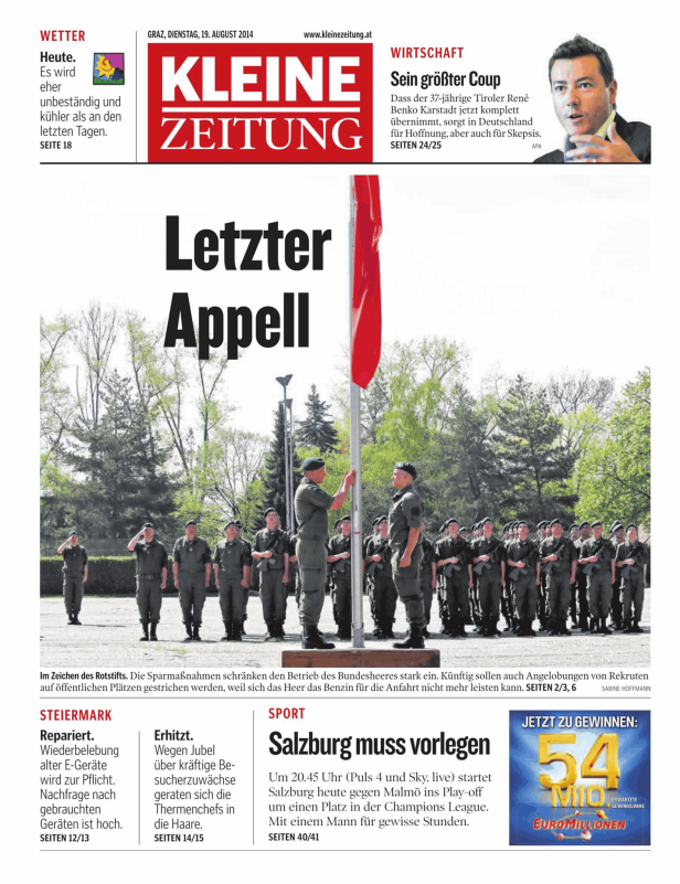 Soldaten des Bundesheeres bei einer feierlichen Zeremonie mit einer roten Fahne.