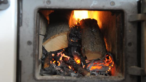 Holzscheite brennen in einem Ofen.