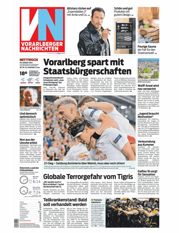 Jubelnde Fußballspieler von Red Bull Salzburg nach einem Sieg gegen Malmö.