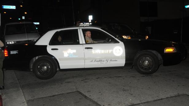 Ein Sheriff sitzt in seinem Streifenwagen in West Hollywood.