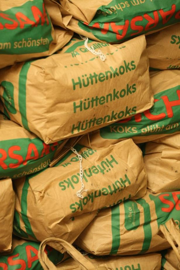 Ein Stapel brauner Papiersäcke mit der Aufschrift „Hüttenkoks“.