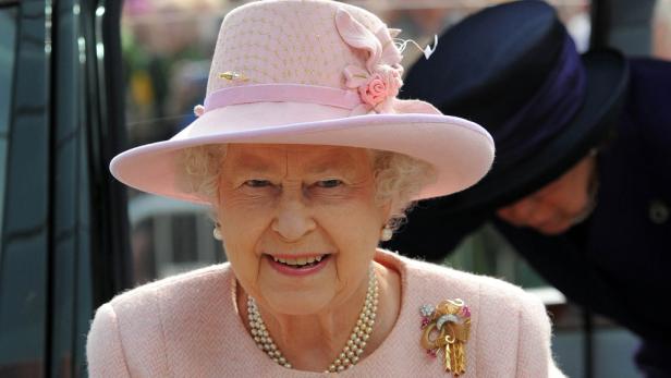 Königin Elisabeth II. mit einem rosa Hut und einem passenden Kostüm.