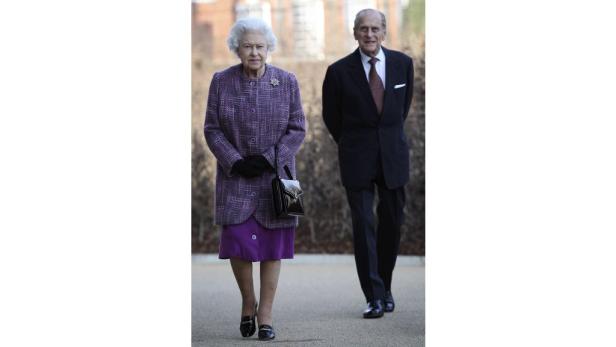 Königin Elisabeth II. und Prinz Philip gehen zusammen spazieren.