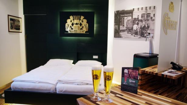 Ein Hotelzimmer mit zwei Gläsern Gösser Bier auf einem Tisch.