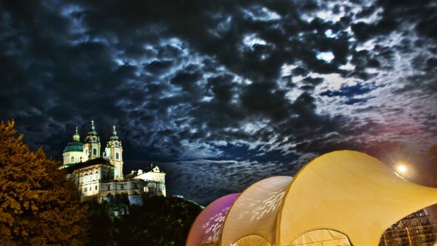 Stift Melk erstrahlt nachts unter einem dramatischen Himmel.