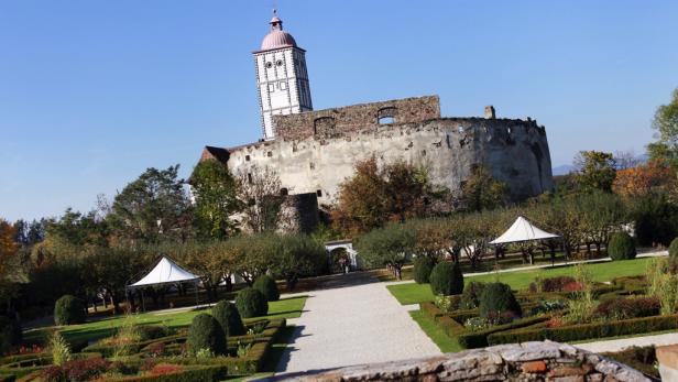 Die Burgruine Reifenstein mit ihrem markanten Turm überblickt einen formalen Garten.