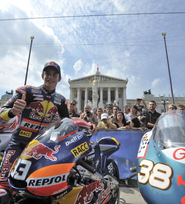 Marc Márquez posiert mit seinem Motorrad vor dem österreichischen Parlament in Wien.