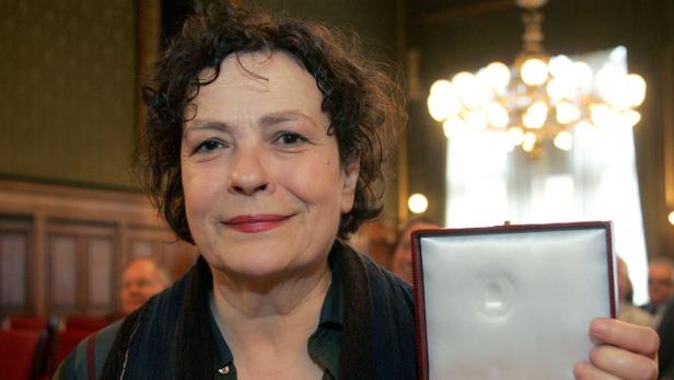 Hannelore Hoger hält eine Auszeichnung in ihren Händen.