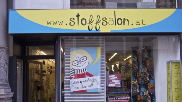 Die Fassade des Stoffsalons mit dem Schriftzug www.stoffsalon.at.