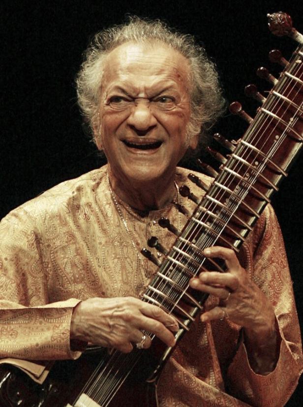 Ein Mann spielt auf einer Sitar.