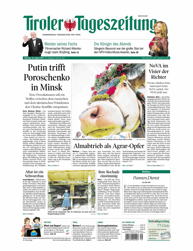 Geschmückte Kühe werden zum Almabtrieb ins Tal geführt.