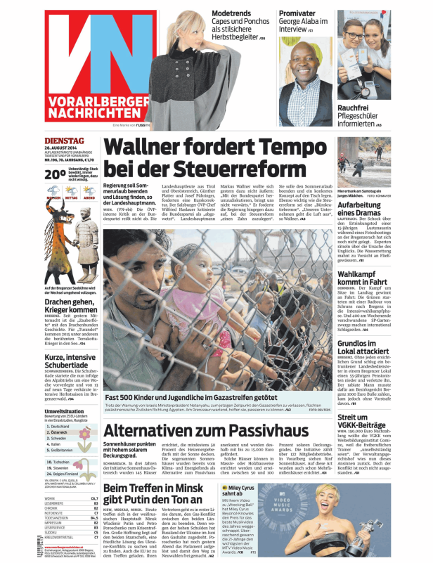 Ein Mann hält ein Kind hinter einem Zaun im Gazastreifen.