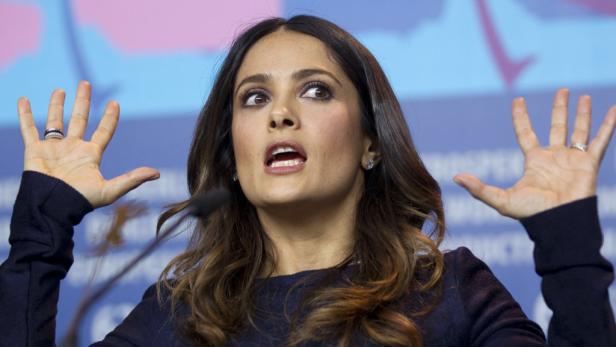 Salma Hayek gestikuliert während einer Pressekonferenz.