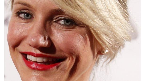 Nahaufnahme von Cameron Diaz mit blonden Haaren und rotem Lippenstift.
