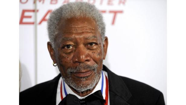 Porträt von Morgan Freeman mit Fliege und einem Orden um den Hals.