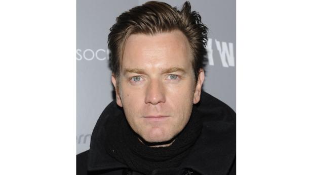 Porträt von Ewan McGregor mit dunkler Jacke und Schal.