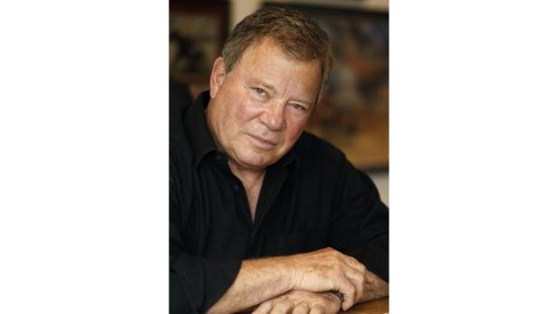 Porträt von William Shatner in einem schwarzen Hemd.