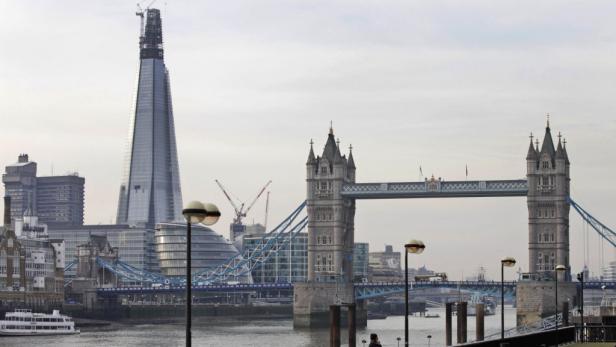 Der Tower Bridge und The Shard in London an einem trüben Tag.