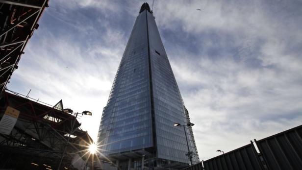 Der Wolkenkratzer The Shard in London ragt in den Himmel.