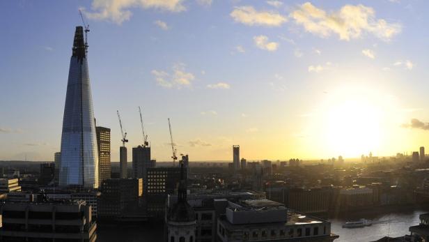 Die Skyline von London mit dem markanten Wolkenkratzer The Shard im Abendlicht.