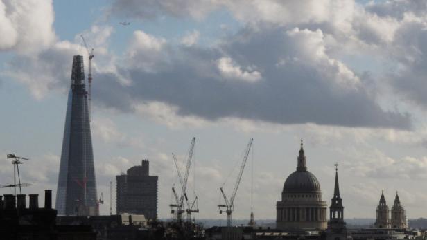 Blick auf die Skyline von London mit The Shard und St. Paul's Cathedral.