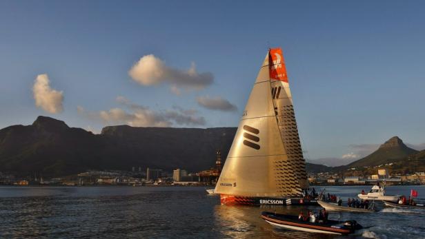 Ein Segelboot von Ericsson fährt vor der Küste von Kapstadt.