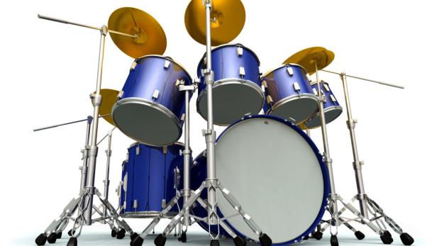 Ein blaues Schlagzeug mit goldenen Becken vor einem weißen Hintergrund.