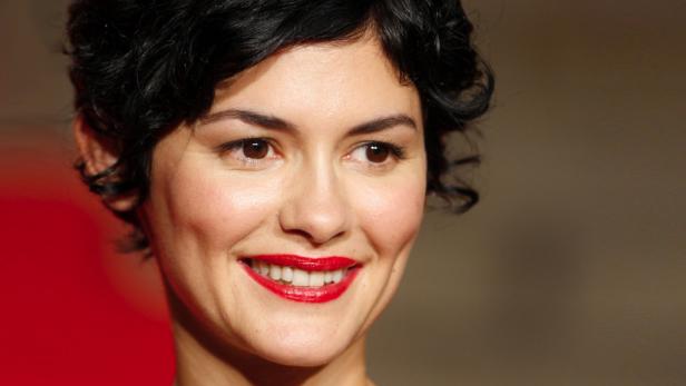 Audrey Tautou lächelt mit roten Lippenstift.