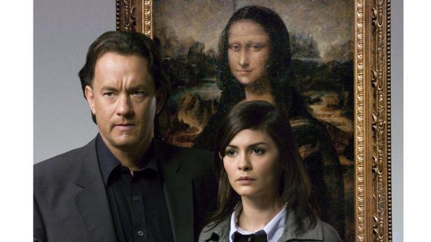 Tom Hanks und Audrey Tautou stehen vor dem Gemälde der Mona Lisa.