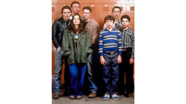 Die Besetzung der Fernsehserie „Freaks and Geeks“ steht vor Schließfächern.