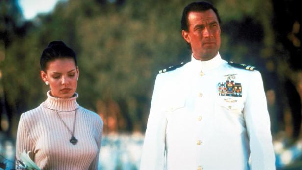 Steven Seagal in Marineuniform mit Katherine Heigl in einer Szene aus dem Film „Alarmstufe: Rot 2“.